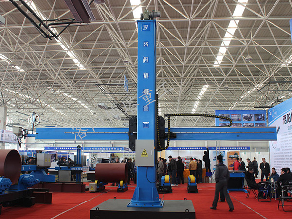 電動回轉行走焊接操作機